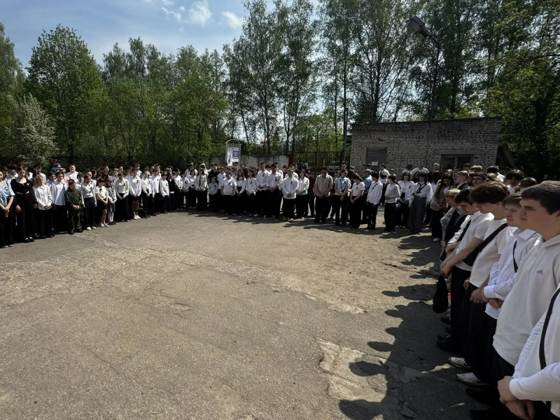 Торжественная линейка, посвящённая празднованию 81 годовщины Победы в Великой Отечественной Войне.
